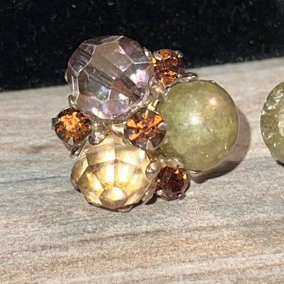 Vogue Cluster Stone Bead Clip Earrings 1” Gold Tone Crystal - Picture 3 of 6